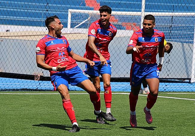 Jugadores del Lanzarote celebran un gol en la presente campaña.