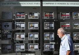 La falta de viviendas a la venta presiona los precios al alza y deriva en un recorte de las operaciones de compraventa en lo que llevamos de año.