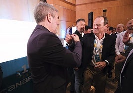 Momento en que Clavijo felicita a Óscar Hernández al término del congreso.