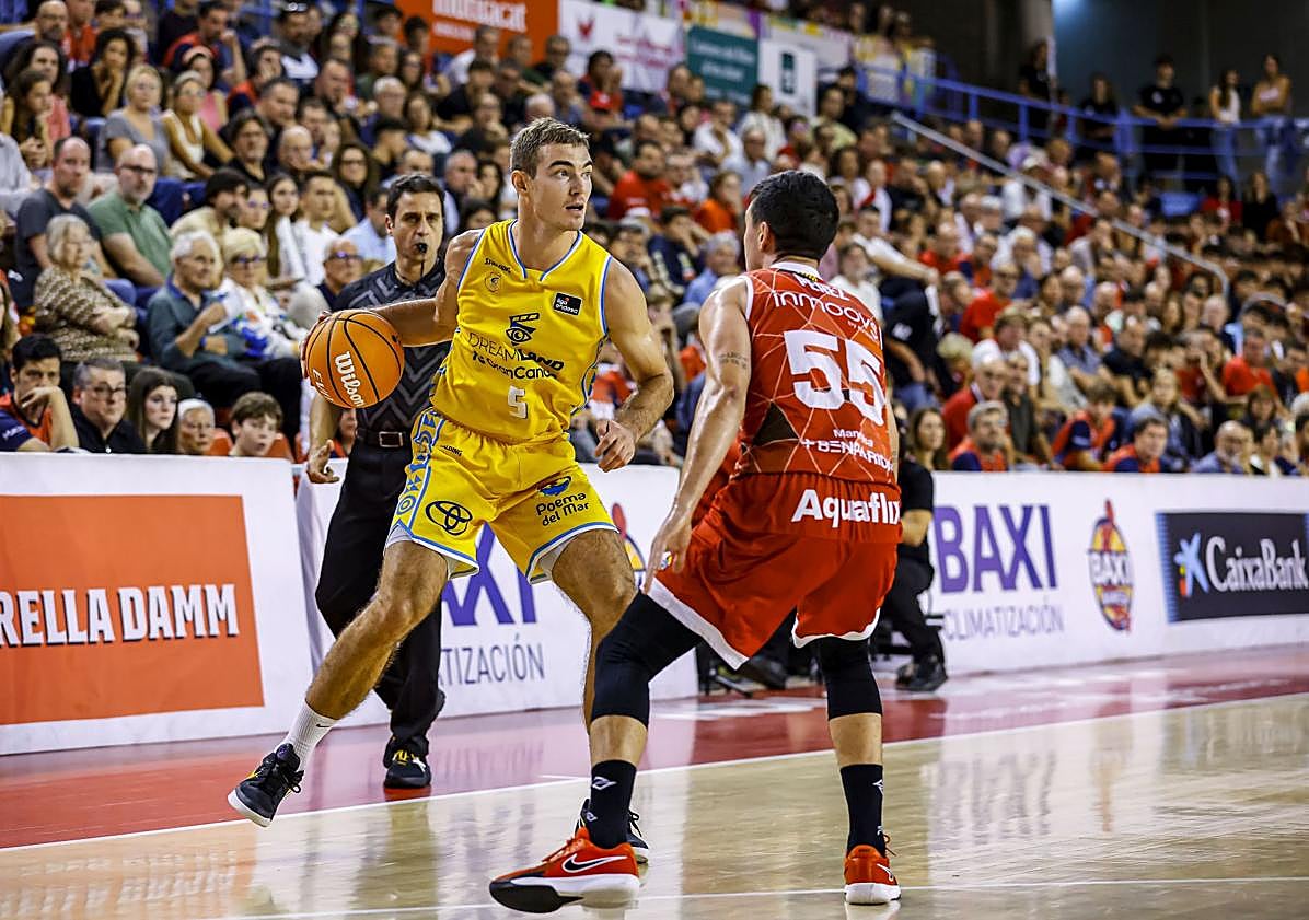 Imagen principal - El Gran Canaria recupera el pulso en la ACB y rompe el mal fario en el Nou Congost (80-87)