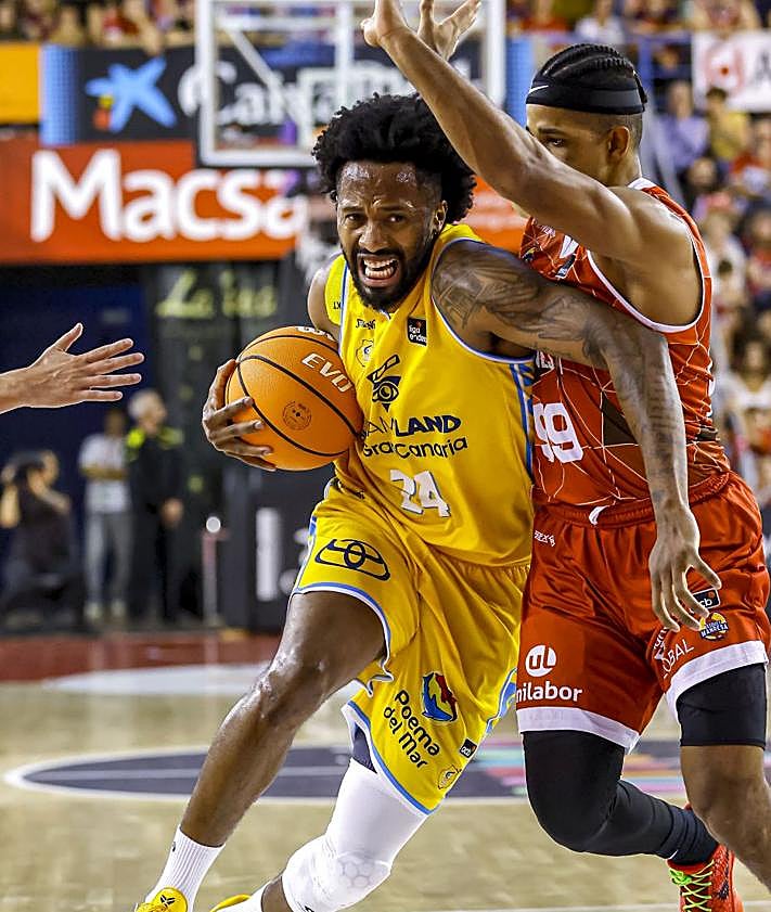 Imagen secundaria 2 - El Gran Canaria recupera el pulso en la ACB y rompe el mal fario en el Nou Congost (80-87)
