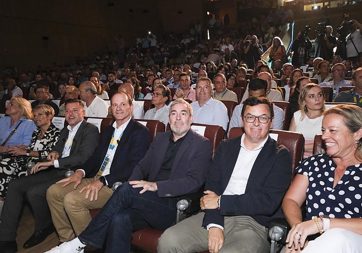 Parte de los invitados de otros partidos junto a los líderes de Primero Canarias. De izquierda a derecha, Esther Monzón (CC), Elena Máñez (PSOE), Teodoro Sosa (Primero Canarias), Óscar Hernández (Primero Canarias), Fernando Clavijo (CC), Pablo Rodríguez (CC) y Sonsoles Martín (PP).