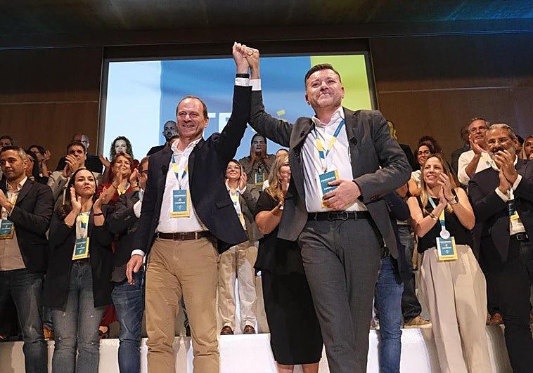 El presidente de Municipalistas Primero Canarias, Óscar Hernández, junto al alcalde de Gáldar, Teodoro Sosa, en el acto de clausura del primer congreso de la formación
