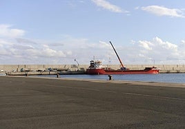 Un buque descarga hierro en la línea de atraque del puerto de Arinaga.