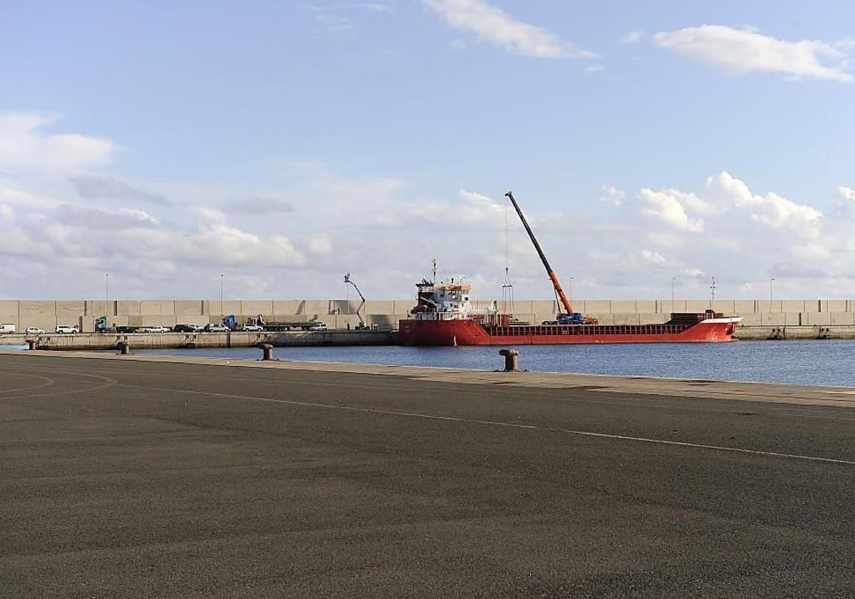 Un buque descarga hierro en la línea de atraque del puerto de Arinaga.