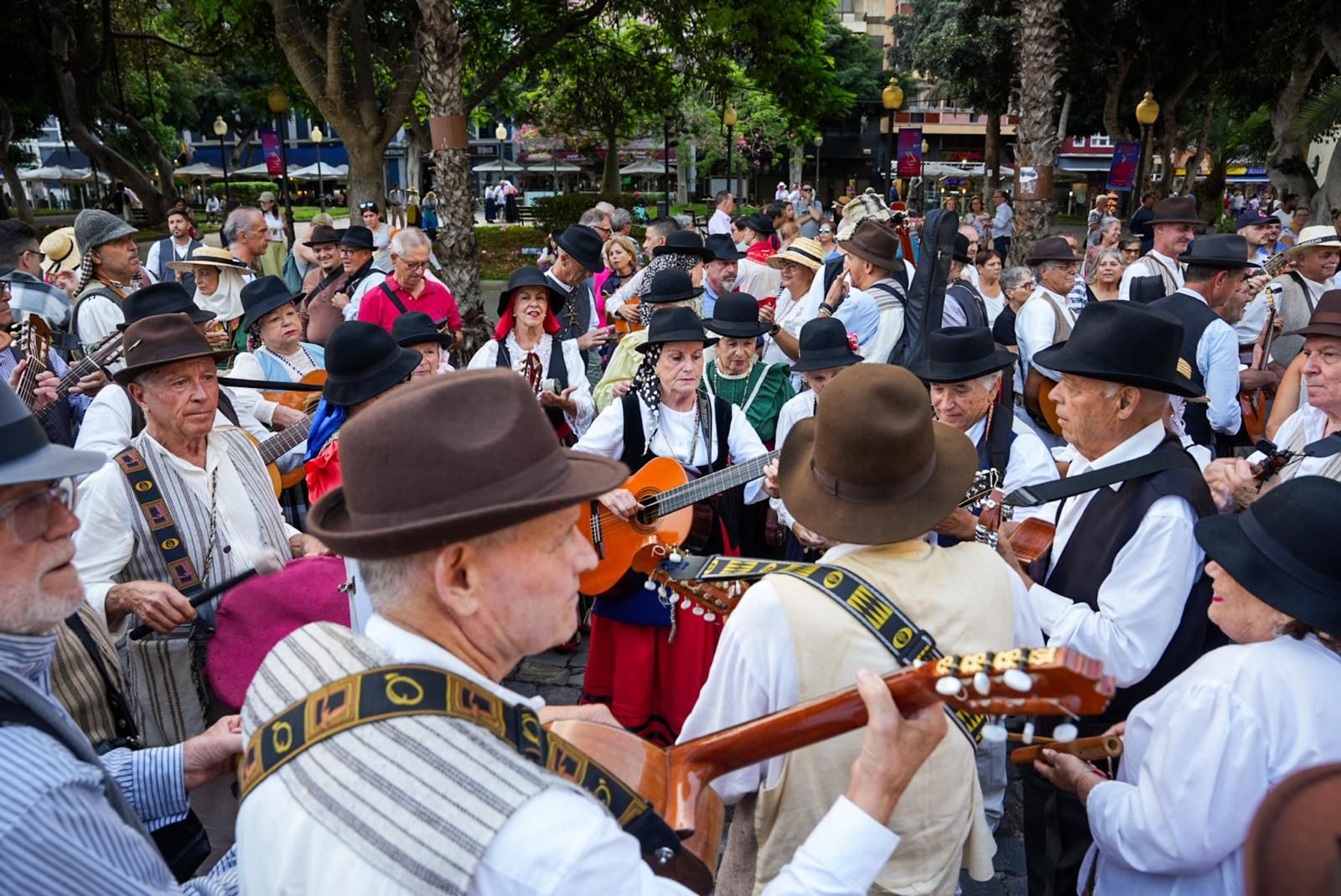 Las mejores imágenes de la romería ofrenda de La Naval
