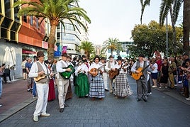 Una parranda toca durante romería en honor a la Virgen de La Luz.