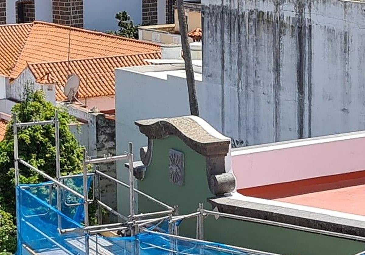 Simbología franquista en la fachada del Juzgado de Paz de Teror.