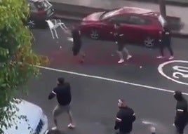 Imagen de los hinchas del Alcalá lanzando piedras y sillas en la zona comercial de Siete Palmas, cerca del Anexo, en los prolegómenos del choque ante el filial amarillo.