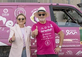 Rafa Lesmes, con su vehículo, el Zorro Rosa.