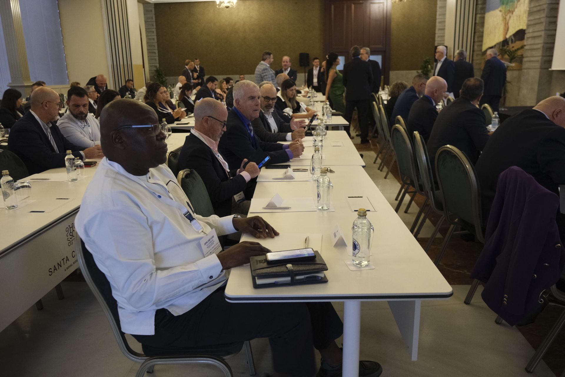 El sector marítimo debate sobre el futuro de los puertos canarios