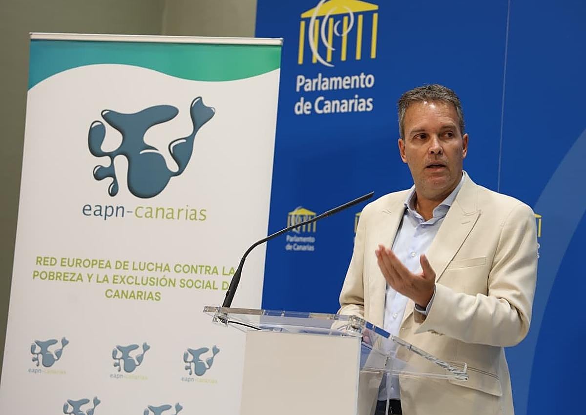 Imagen secundaria 1 - La presidenta del Parlamento recibe el Informe El Estado de la Pobreza en Canarias 2025