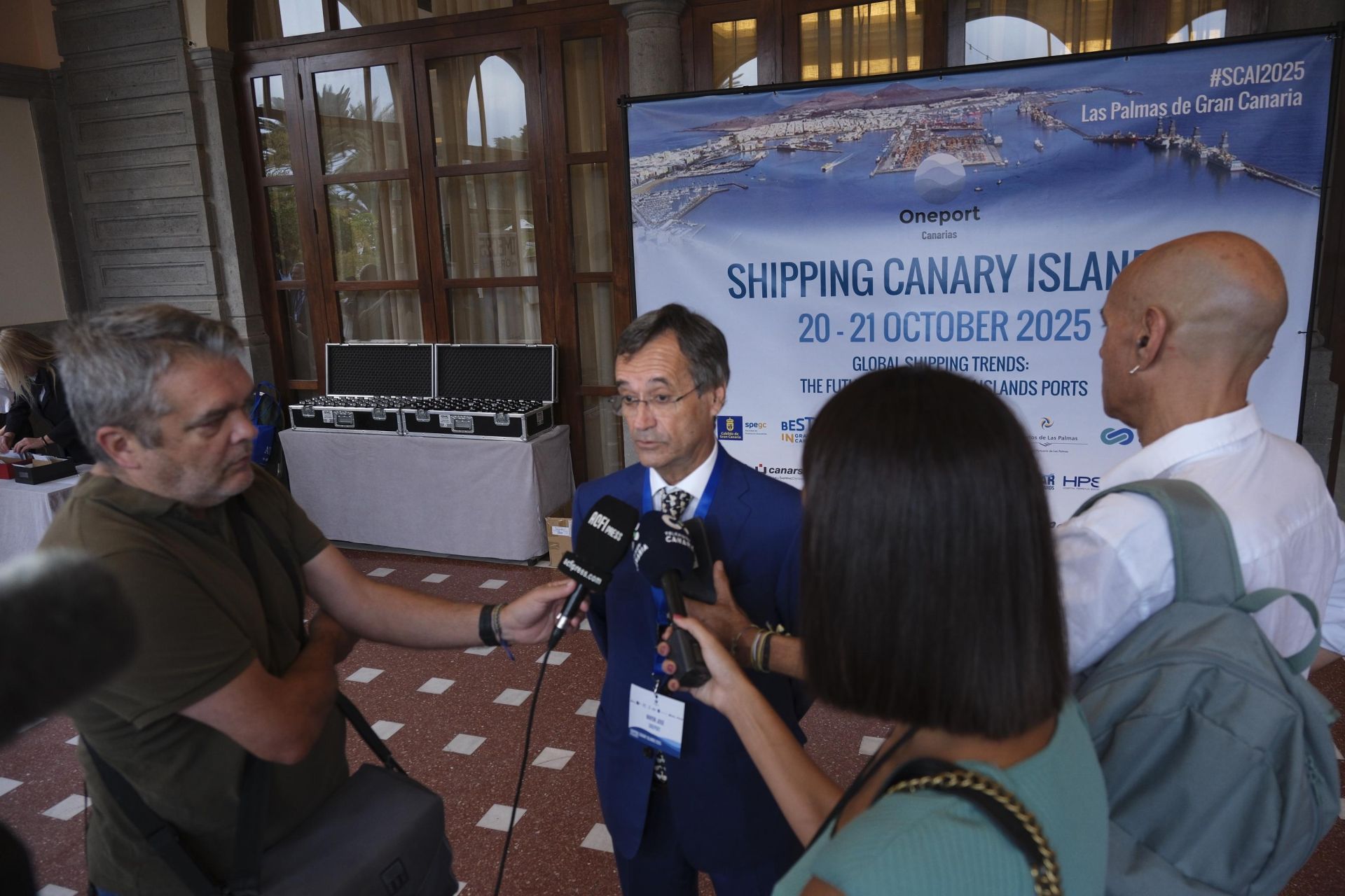 El sector marítimo debate sobre el futuro de los puertos canarios