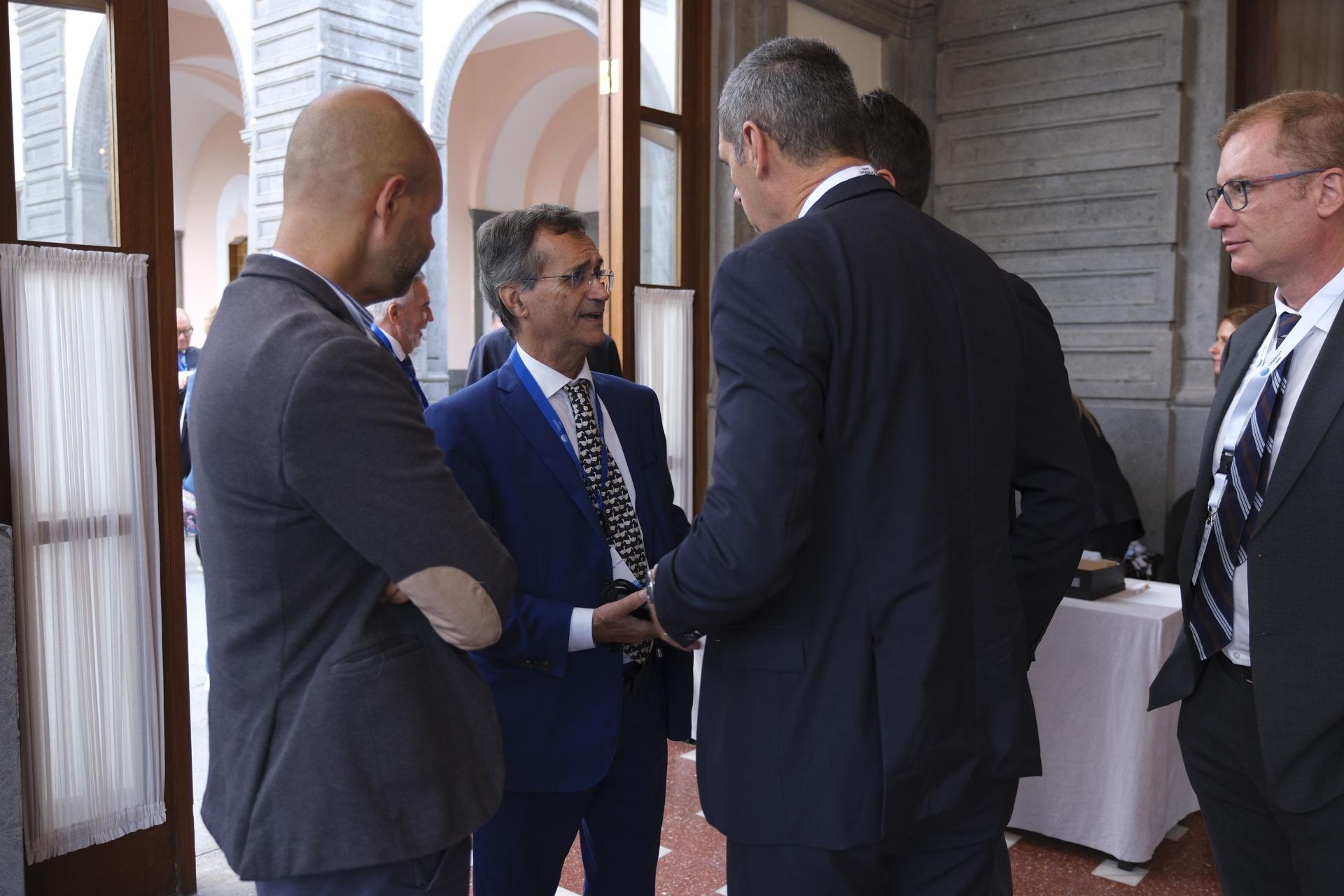 El sector marítimo debate sobre el futuro de los puertos canarios