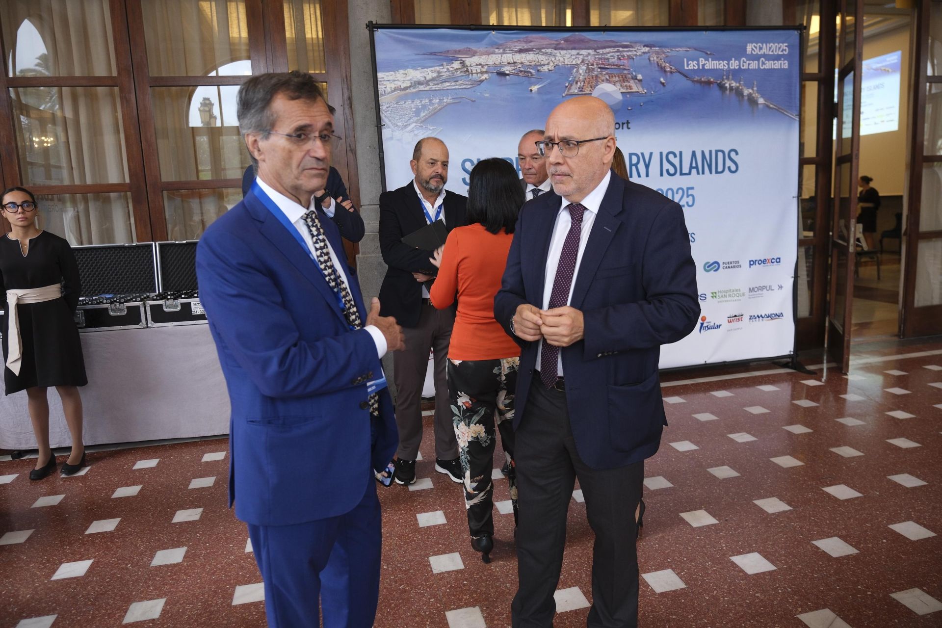 El sector marítimo debate sobre el futuro de los puertos canarios