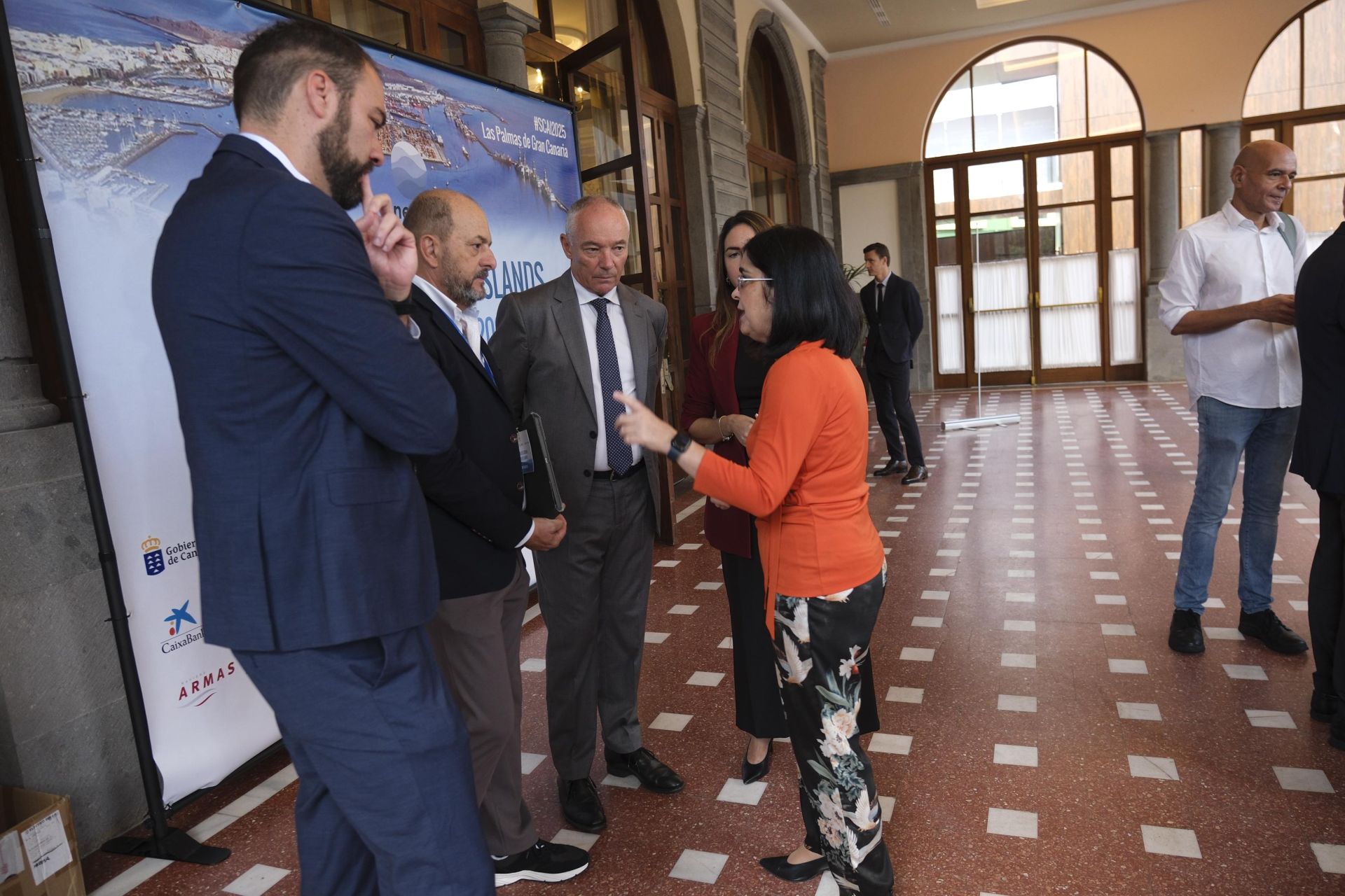 El sector marítimo debate sobre el futuro de los puertos canarios