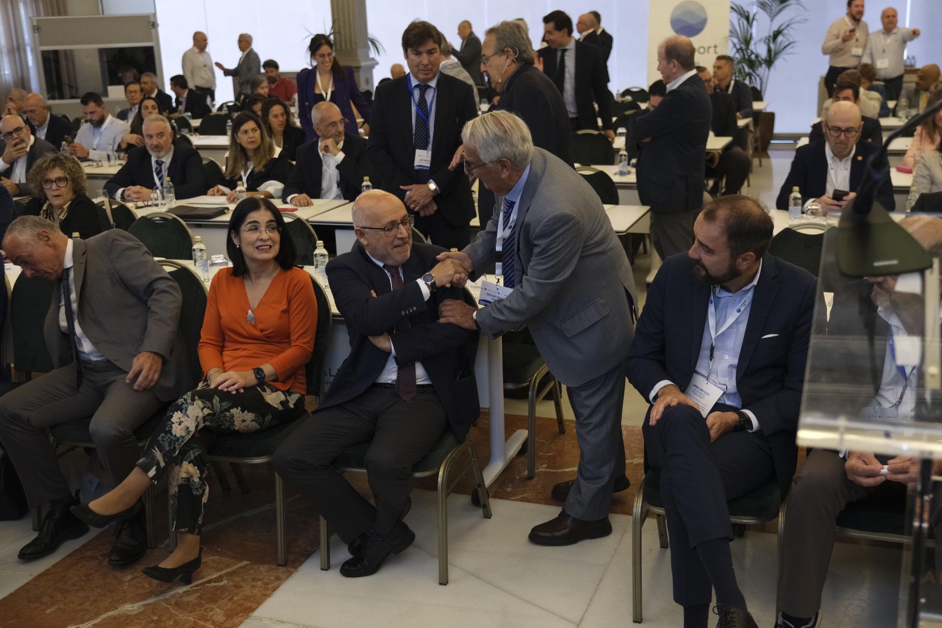 El sector marítimo debate sobre el futuro de los puertos canarios