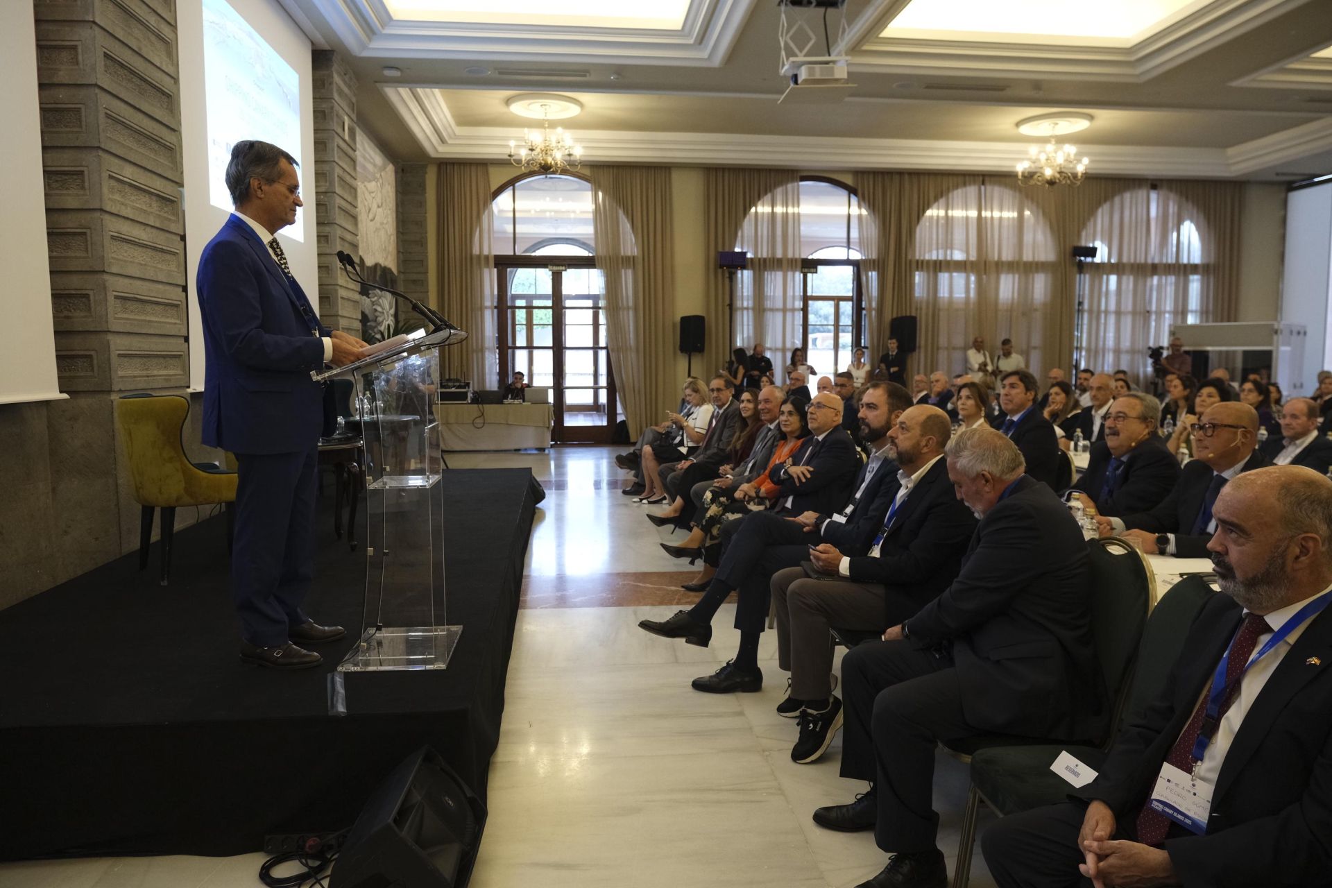 El sector marítimo debate sobre el futuro de los puertos canarios