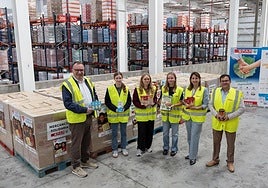 Entrega mercancía Desayunos Solidarios a Cáritas en instalaciones de SPAR Gran Canaria.