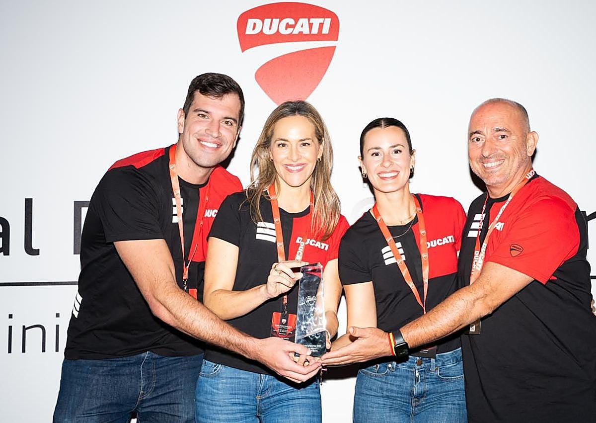 Imagen secundaria 1 - Domingo Alonso recibe el reconocimiento internacional «Mejor Distribuidor del Año 2025» de la mano de Ducati Motor Holding