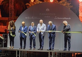 Corte de cinta con autoridades del Gobierno canario, Cabildo de Fuerteventura y Ayuntamiento de Pájara, más representantes de la marca.
