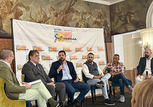 Los componentes de la mesa debate