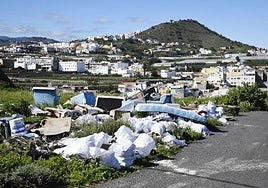 Escombros y enseres domésticos abandonados cerca del punto limpio de Arucas.
