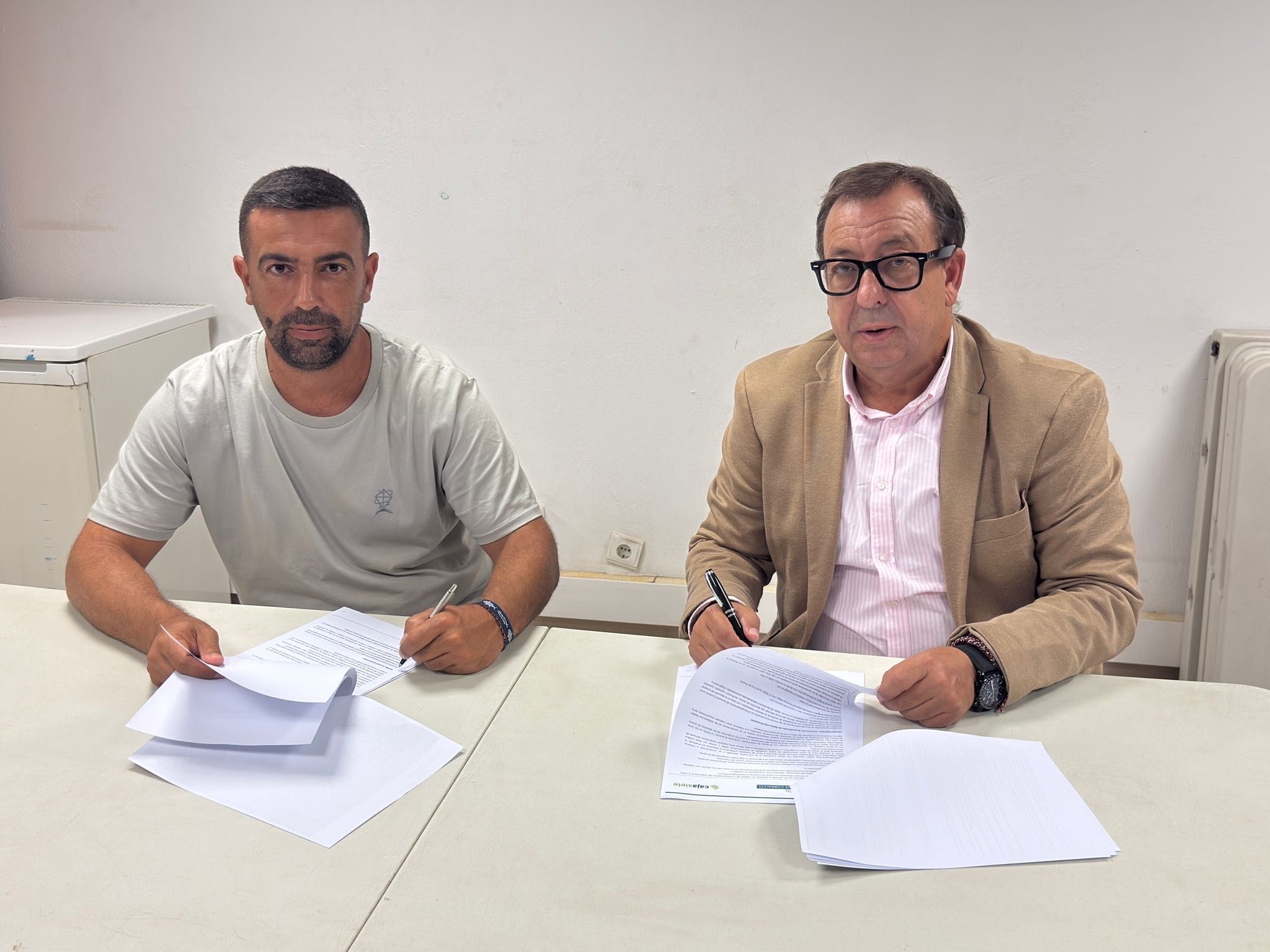 Imagen de la firma del convenio.