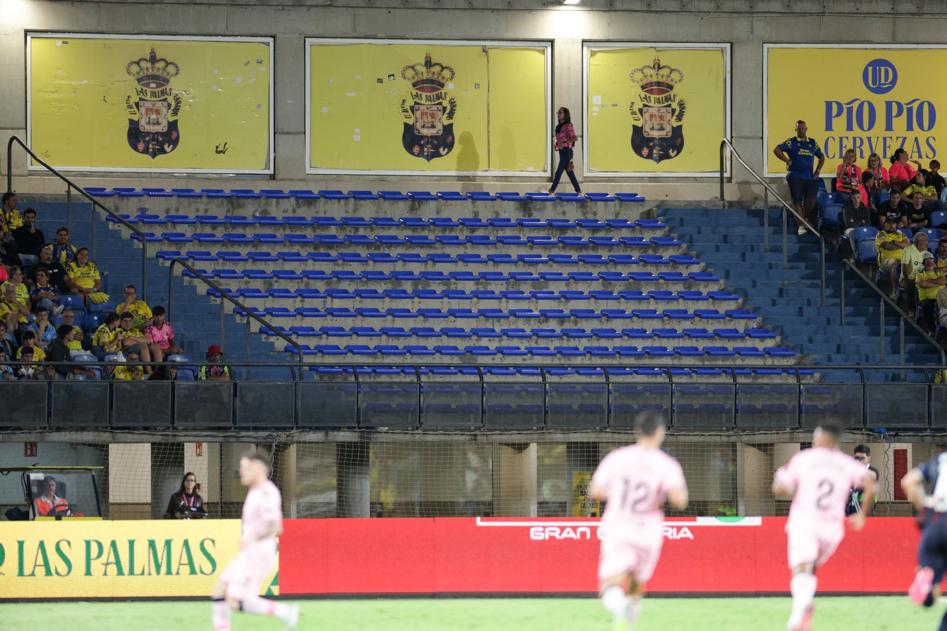 La grada Naciente, vacía ante el Eibar.