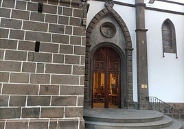 Vista de la fachada de la iglesia de Santa Brígida.