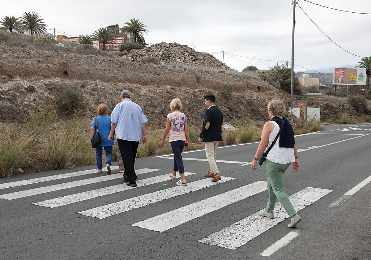 Imagen principal - Distintos momentos de la visita de Suárez a Las Perreras.