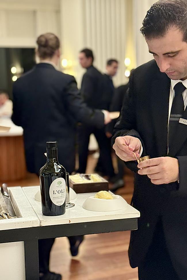 Parte del sincronizado servicio en sala