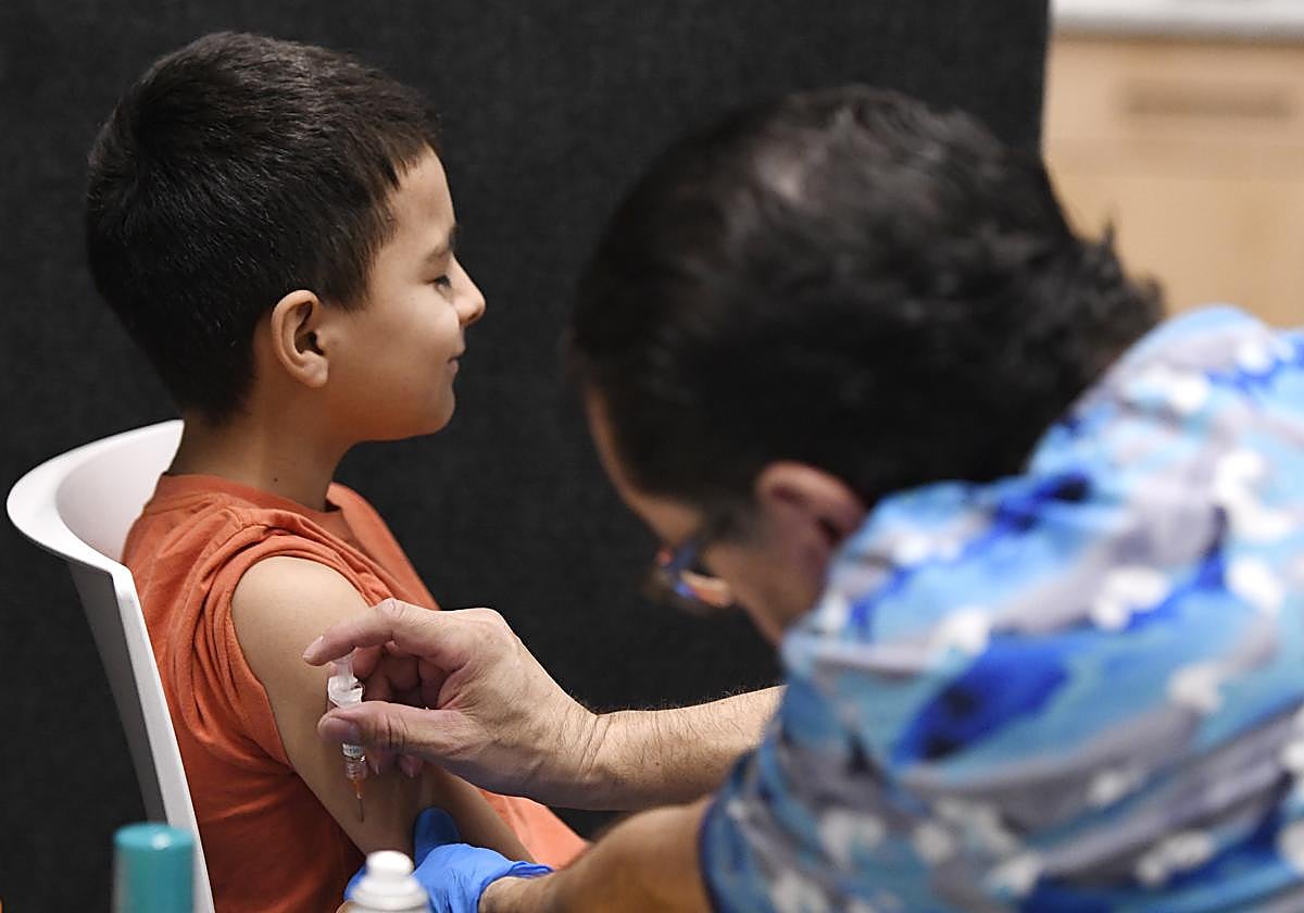 Imagen de un niño estadounidense en una campaña vacunal contra el sarampión.