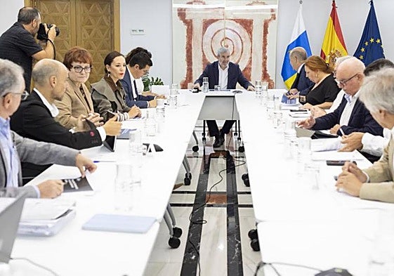 El presidente del Gobierno de Canarias, Fernando Clavijo (c), con el Consejo Asesor este lunes para analizar los presupuestos de 2026.