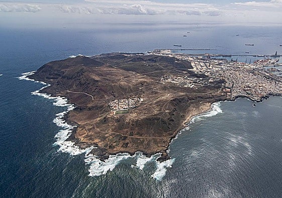 Vista aérea de La Isleta, con Las Coloradas en primer plano asomándose sobre El Confital.