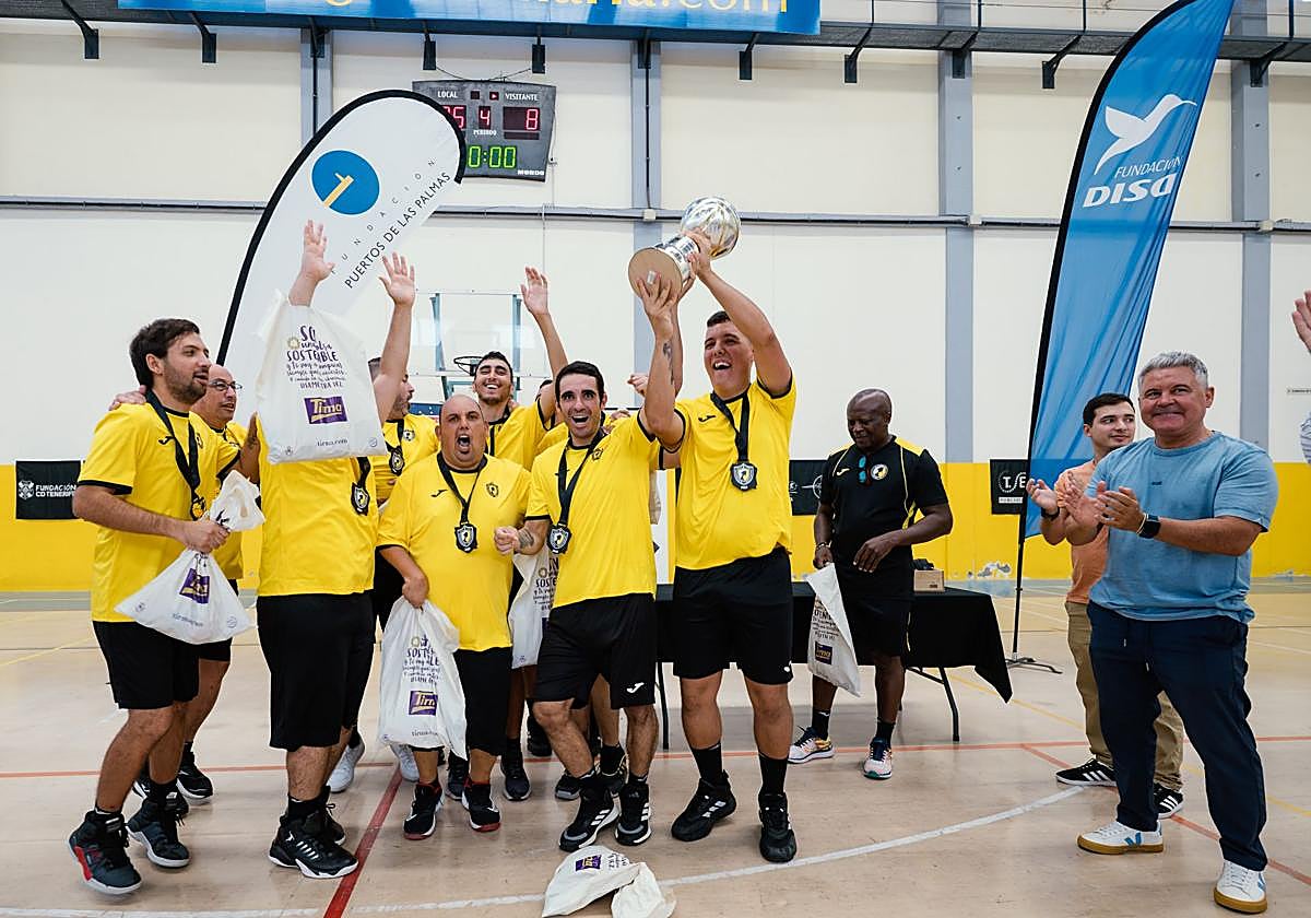 El Interisleta celebró de esta forma el triunfo en el Jesús Telo.