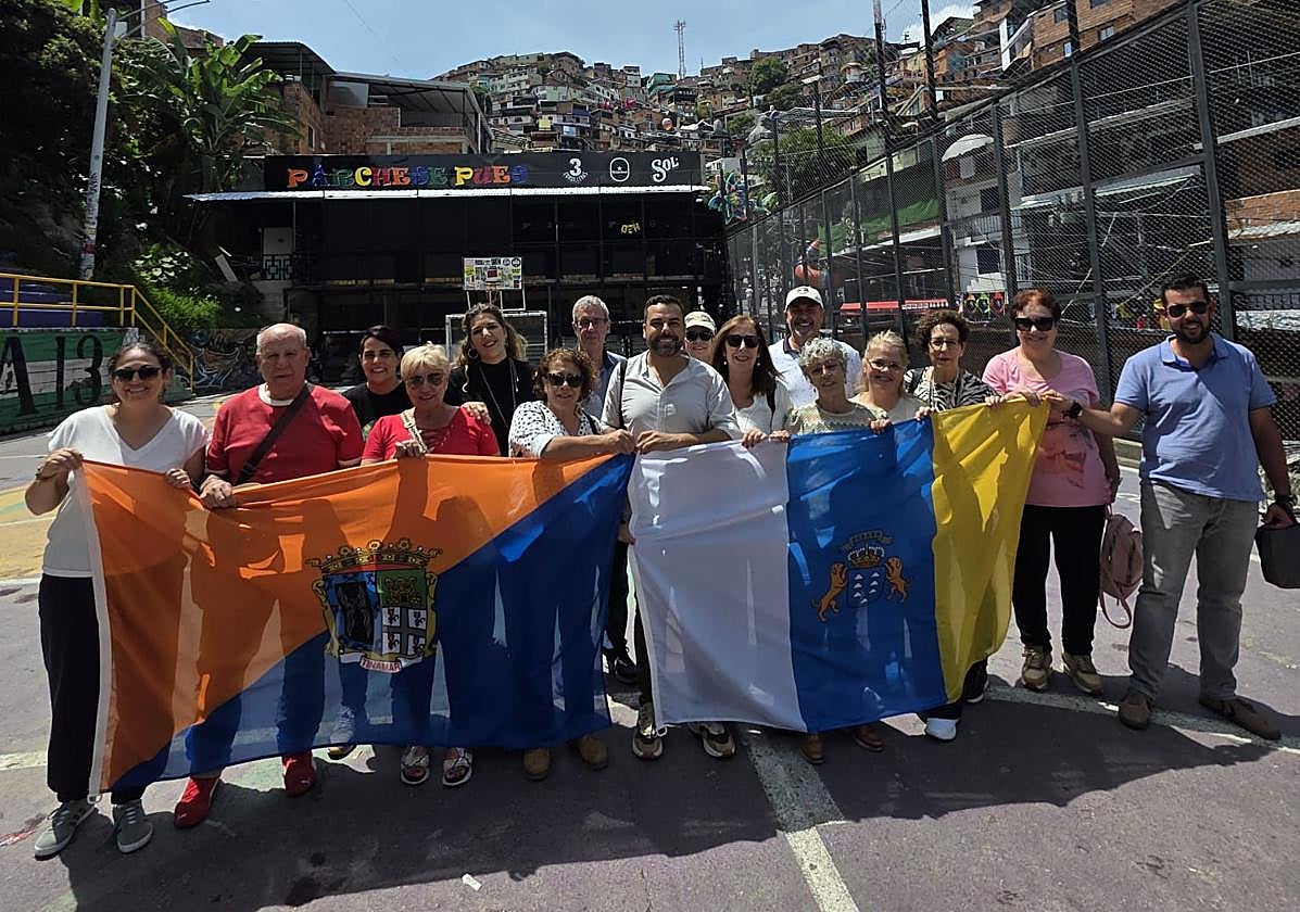 Foto de familia del grupo que viajó a Colombia con banderas de Canarias y San Mateo.