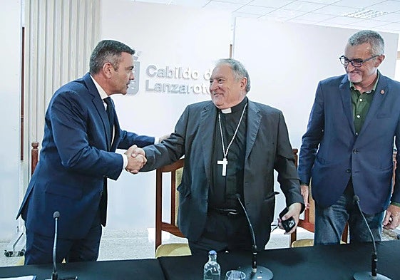 Oswaldo Betancort y José Mazuelos, en octubre de 2024, con Marci Acuña de testigo.