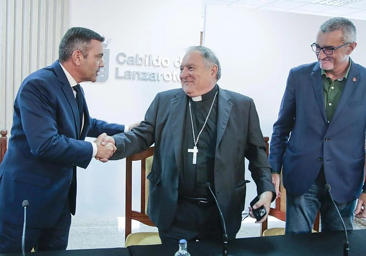 Oswaldo Betancort y José Mazuelos, en octubre de 2024, con Marci Acuña de testigo.