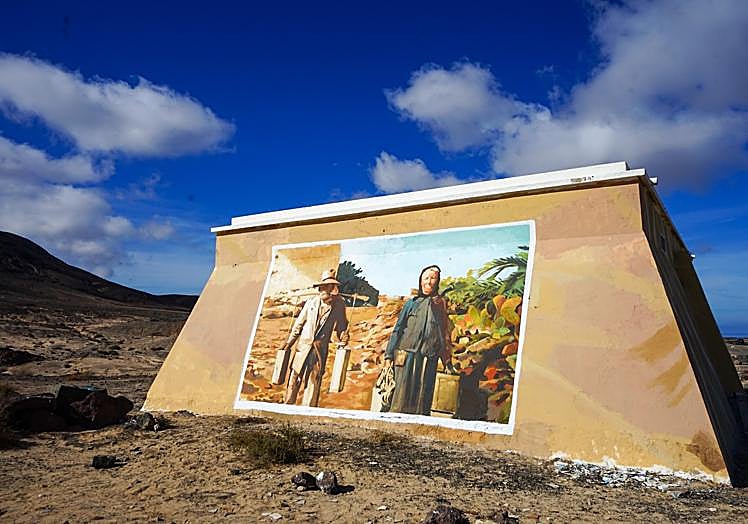 El alcalde Isaí Blanco y el concejal de Turismo y Medio Ambiente, David Fajardo, visitaron la obra del artista.