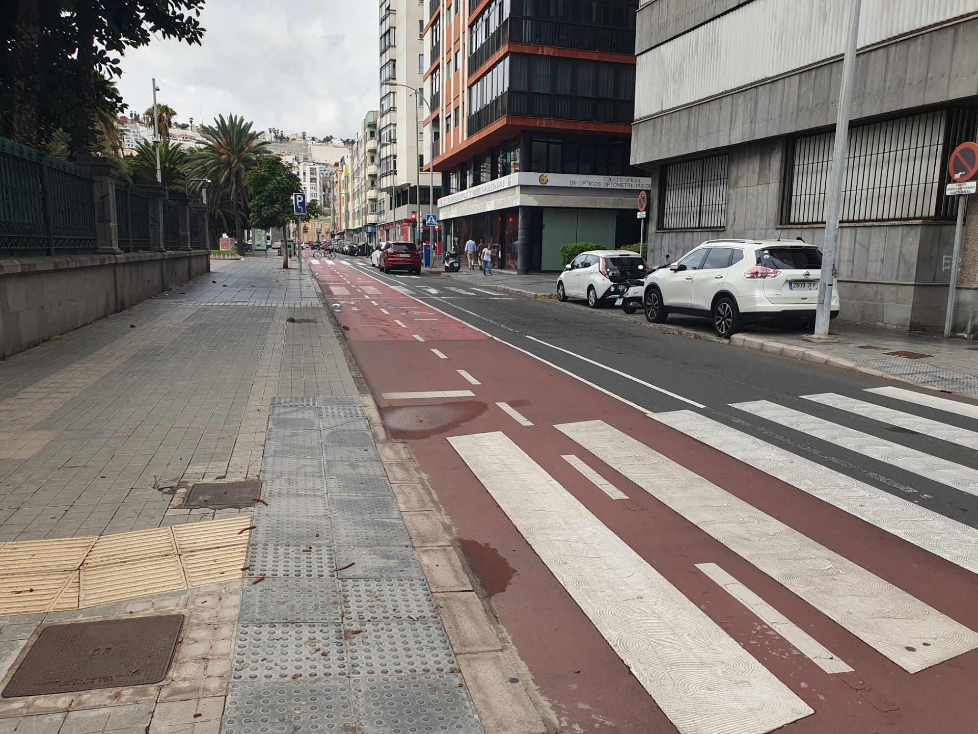 Tres pasos de peatones y un semáforo. Imagen de una calle de la capital grancanaria.