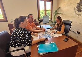 La presidenta Lola García, en una reunión con los consejeros Adargoma Hernández y Nuria Cabrera.