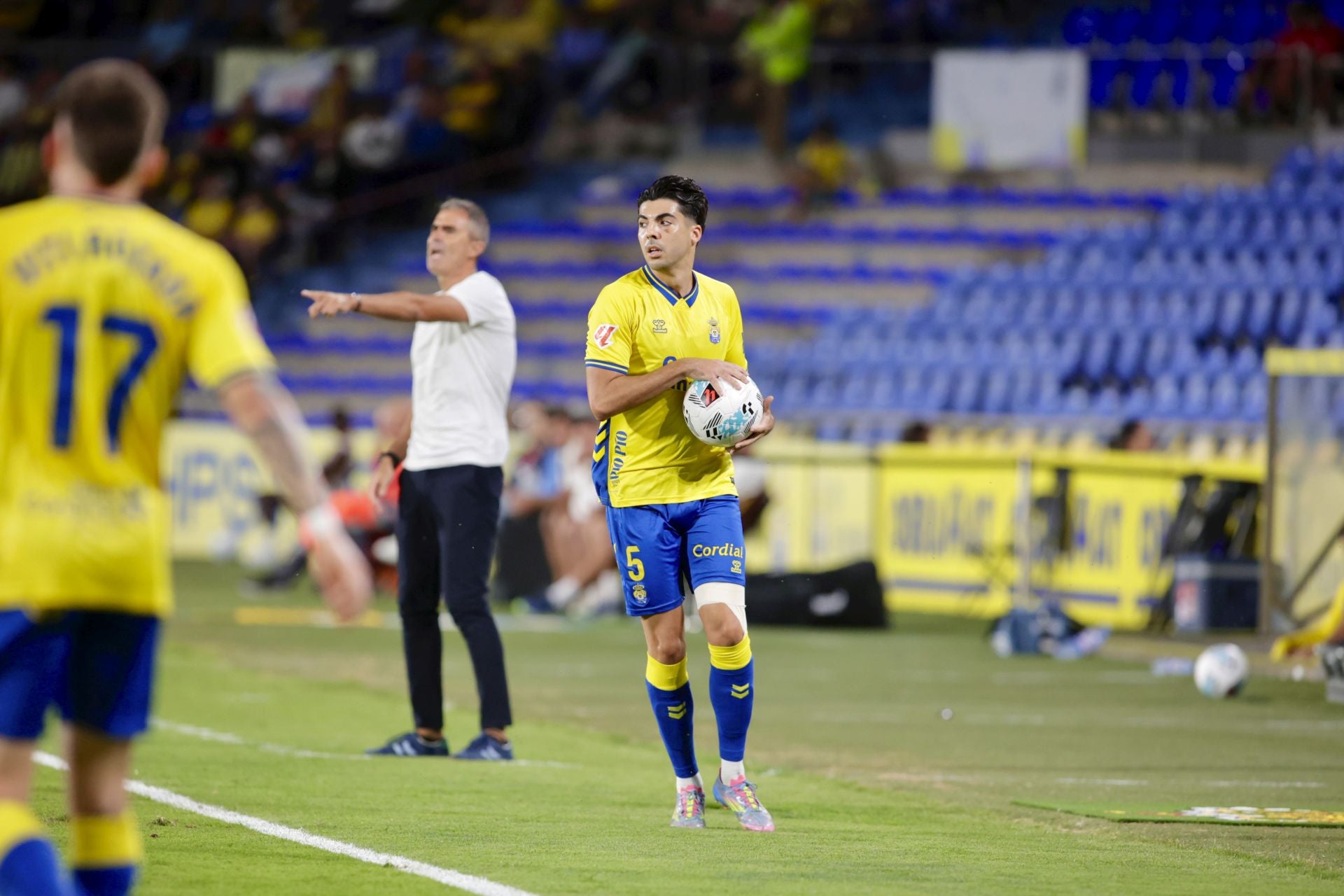 Clemente, sacando de banda.