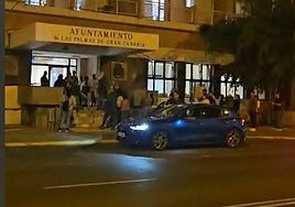 Colas a las puertas del Ayuntamiento de Las Palmas de Gran Canaria.