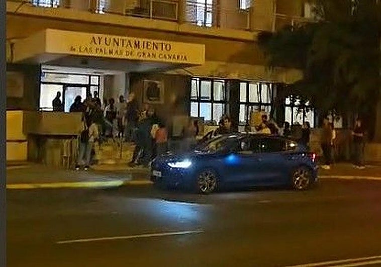 Colas a las puertas del Ayuntamiento de Las Palmas de Gran Canaria.