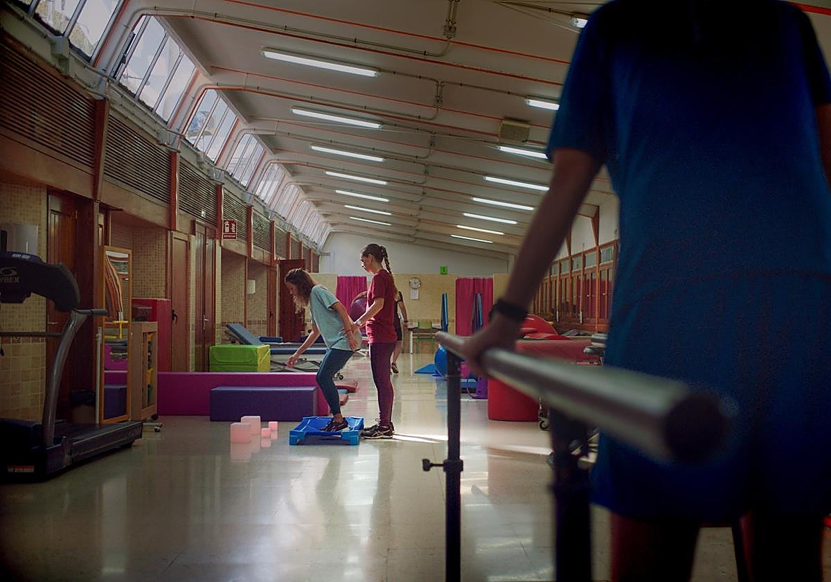 Imagen de una fisioterapeuta con una paciente.