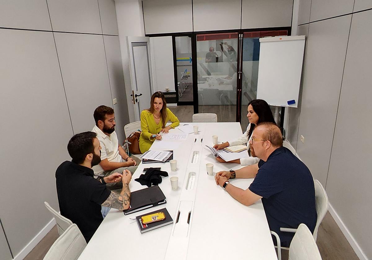 Representantes de los funcionarios de prisiones trasladan sus peticiones a María Fernández (fondo i) y Vidina Espino (fondo d).