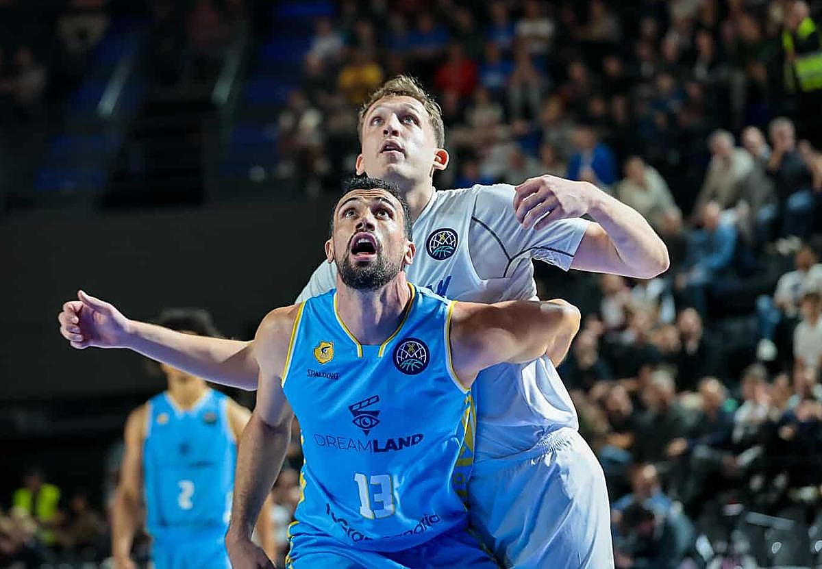 Imagen secundaria 1 - Angola (arriba), Pelos (abajo a la izuiqerda) y Tobey, en distintos lances del encuentro.