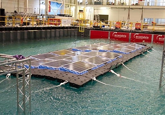 Ensayo de fotovoltaica flotante en el tanque de olas de Santander.