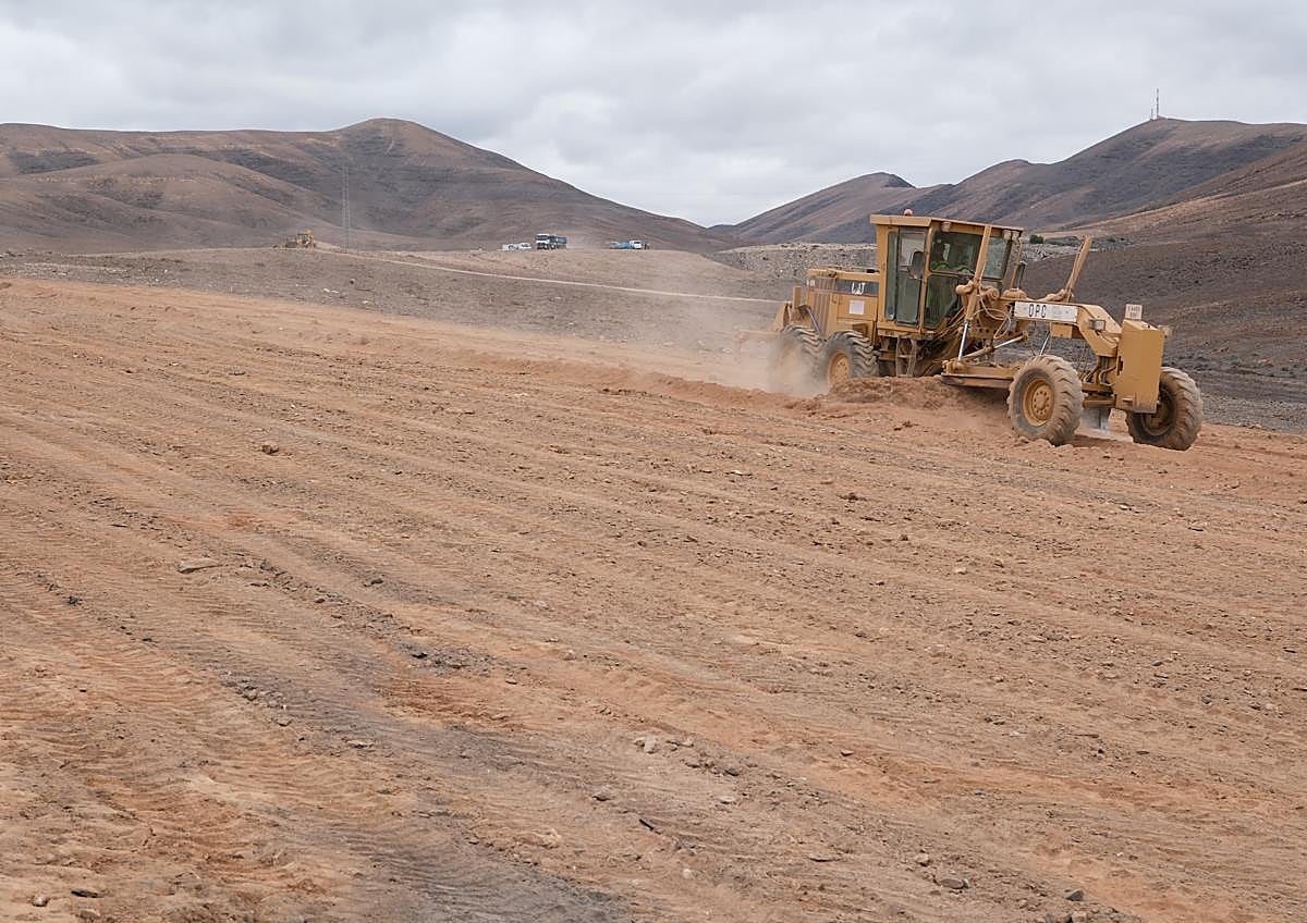 Imagen secundaria 1 - El consejero de Política Territorial, Cohesión Territorial y Aguas, Manuel Miranda, y la directora ejecutiva de la Agencia Canaria de Protección del Medio Natural (ACPMN), María Montserrat Ortega, se trasladaron hasta Matas Blancas.